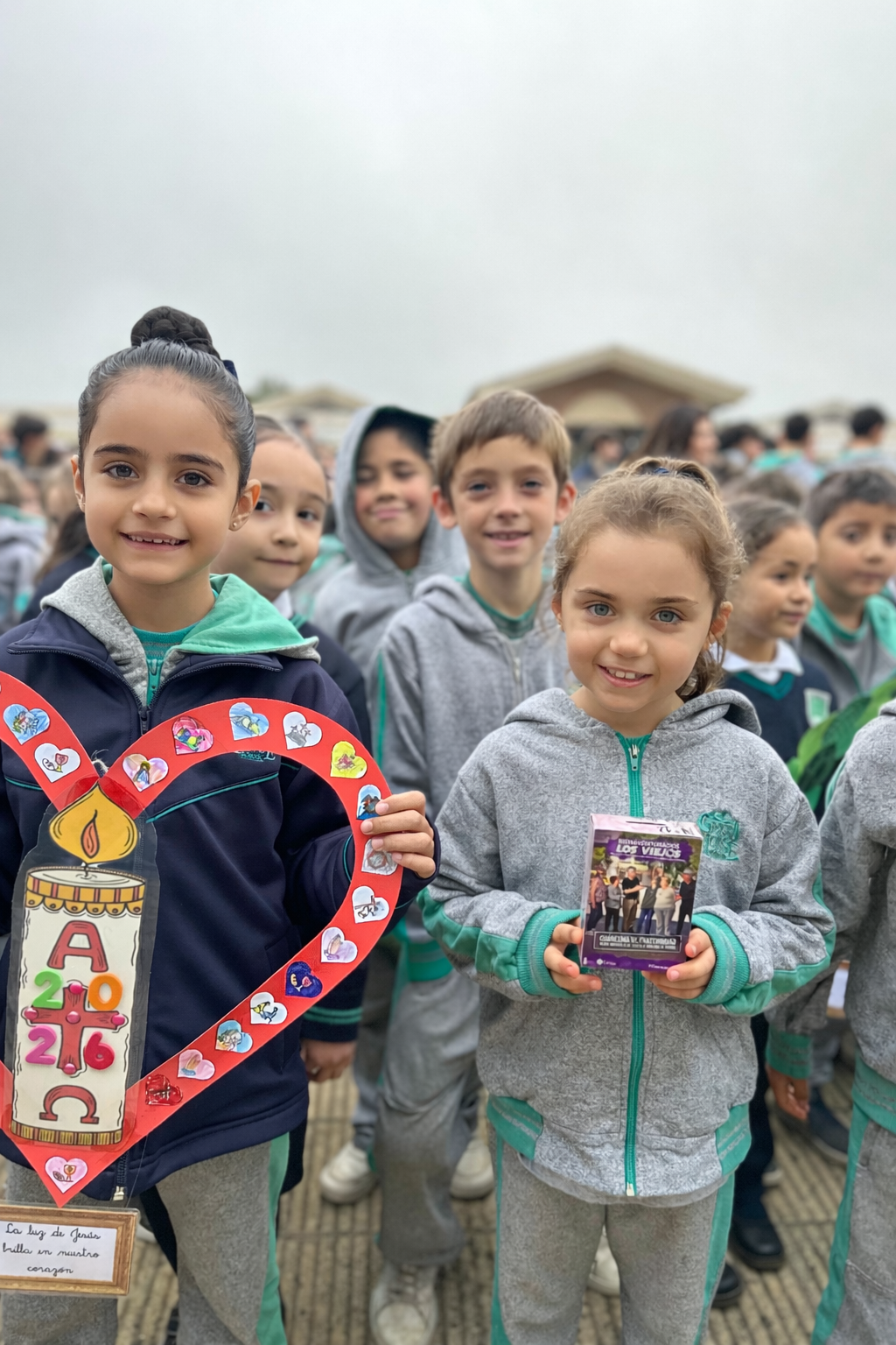 Sonrisa infantil con símbolos y libros